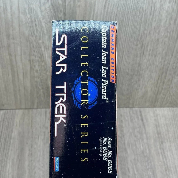 Star Trek Collector Series Capt. Jean-Luc Picard Command Edition-Playmates Toys - Picture 4 of 8